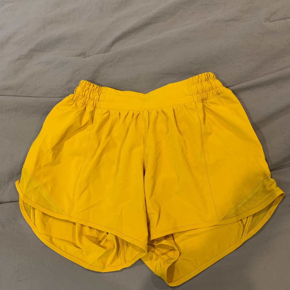 Lululemon Hotty Hot LR Short 4” lined